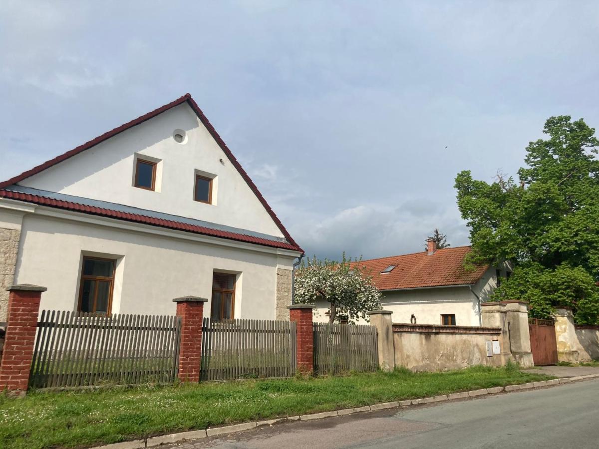 Prijemny Apartman Se Zahradou Ostresany Exterior foto